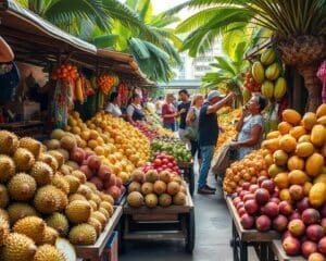 Proef de tropische vruchten op de markten van Singapore